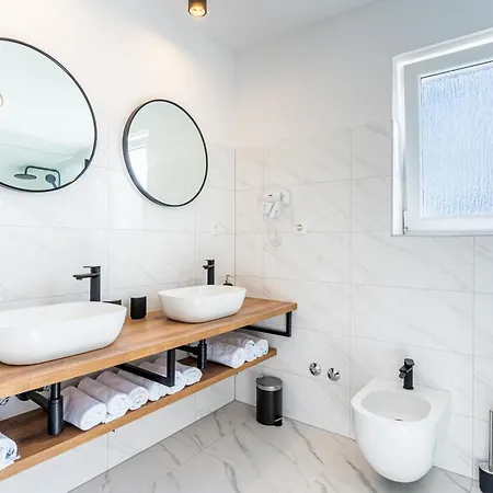 アパート & Klemenc ツレス